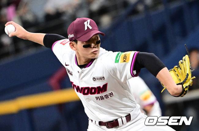 [OSEN=고척, 조은정 기자]11일 오후 서울 고척스카이돔에서 2025 신한 SOL Bank KBO리그 키움 히어로즈와 NC 다이노스의 경기가 열렸다.키움은 하영민, NC는 라일리를 선발 투수로 내세웠다.6회초 키움 이강준이 역투하고 있다. 2025.06.11 /cej@osen.co.kr