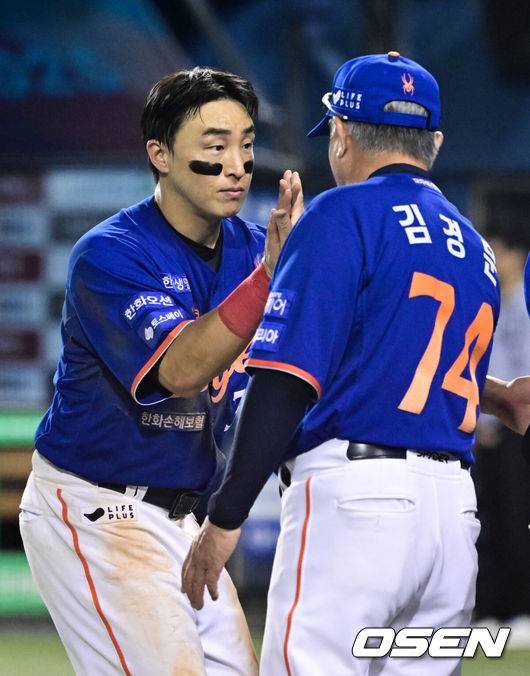 [OSEN=잠실, 조은정 기자]프로야구 한화 이글스가&nbsp;LG 트윈스를 꺾고 3연패에서 탈출했다.&nbsp;한화 10일 서울 잠실구장에서 2025 KBO리그 LG와 경기에서 5-4로 승리했다. 3연패를 끊은 한화는 1위 LG와 승차를 2경기 차이로 좁혔다. 트레이드 이적생 손아섭이 3타수 1안타 1볼넷 2타점 1득점으로 활약했다. 리베라토는 희생플라이로만 2타점을 올렸다.&nbsp;한화 손아섭이 김경문 감독과 승리를 기뻐하고 있다. 2025.08.10 /cej@osen.co.kr