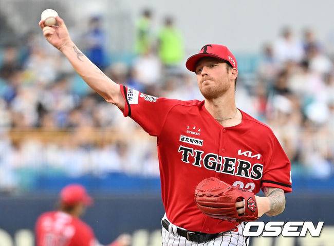 [OSEN=대구, 이석우 기자] 13일 대구삼성라이온즈파크에서 2025 신한 SOL 뱅크 KBO 리그 삼성 라이온즈와 KIA 타이거즈의 경기가 열렸다. 홈팀 삼성은 후라도가, 방문팀 KIA는 올러가 선발 출전했다. KIA 타이거즈 선발 투수 올러가 역투하고 있다. 2025.08.13 / foto0307@osen.co.kr