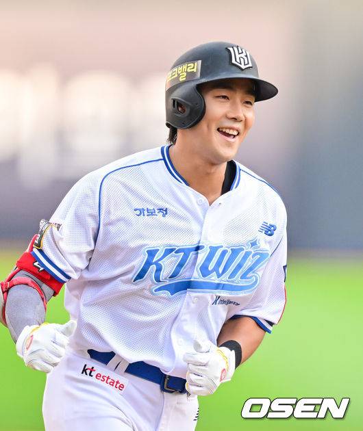 [OSEN=수원, 박준형 기자] 9일 오후 수원 KT위즈파크에서 ‘2025 신한 SOL BANK KBO리그’ KT 위즈와 삼성 라이온즈의 경기가 진행됐다.이날 KT는 헤이수스를 , 삼성은 가라비토를 선발투수로 내세웠다.2회말 1사 1,2루 KT 장진혁이 역전 3점 홈런을 날리고 베이스를 도고 있다.    2025.08.09 / soul1014@osen.co.kr