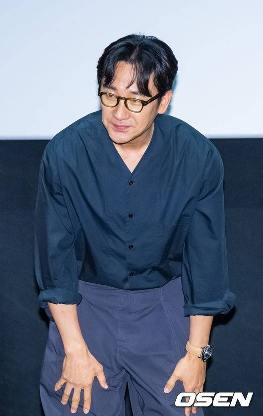 [OSEN=박준형 기자] 14일 오후 서울 코엑스 메가박스에서 영화 '마지막 숙제' 가족시사회 및 무대인사가 진행됐다.'마지막 숙제'는 임시 담임이 된 교사와 각자 색으로 마지막 숙제를 완성해가는 아이들 이야기로 성매매 혐의에 대해 벌금 100만원 약식기소 처분을 받은 후 활동을 중단했던 배우 엄태웅의 복귀작이다.엄태웅이 팬들에게 인사를 하고 있다. &nbsp; 2025.08.14 / soul1014@osen.co.kr