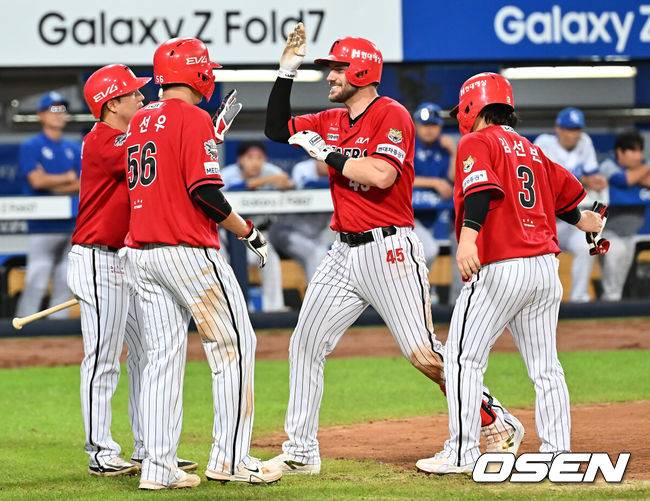 [OSEN=대구, 이석우 기자] 14일 대구삼성라이온즈파크에서 2025 신한 SOL 뱅크 KBO 리그 삼성 라이온즈와 KIA 타이거즈의 경기가 열렸다. 홈팀 삼성은 원태인이, 방문팀 KIA는 양현종이 선발 출전했다. KIA 타이거즈 위즈덤이 6회초 무사 만루 우중간 만루 홈런을 치고 하이파이브를 하고 있다. 2025.08.14 / foto0307@osen.co.kr
