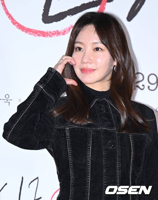 [OSEN=김성락 기자] 21일 오후 서울 송파구 롯데시네마 월드타워에서 영화 ‘싱글 인 서울’ VIP 시사회가 열렸다. 배우 김아중이 취재진을 향해 포즈를 취하고 있다. 2023.11.21 / ksl0919@osen.co.kr