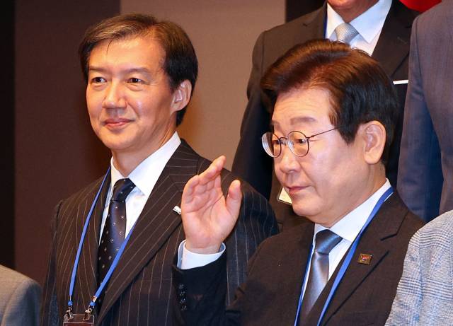 ▲더불어민주당 이재명 대표와 조국혁신당 조국 대표가 21일 오전 서울 중구 프레스센터에서 열린 김대중 탄생 100주년 포럼 '격랑의 한반도, 대한민국의 길을 묻다'에서 기념촬영을 하고 있다. ⓒ연합뉴스