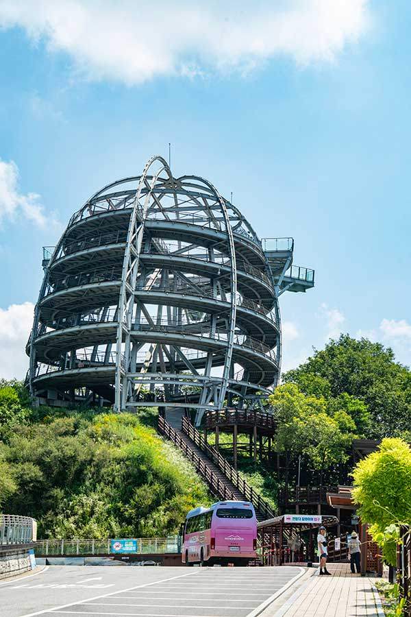 만천하스카이워크. 뼈만 남은 석회암봉처럼 생겼다.