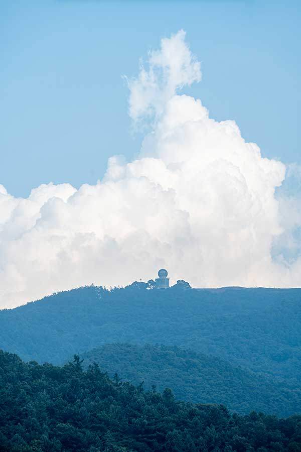 단양읍에서 올려다본 양방산. 뾰족하게 솟은 건물은 양방산 전망대다.