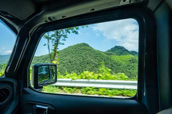 두산 활공장으로 가면서 본 차창 밖 풍경. 온통 푸르다.