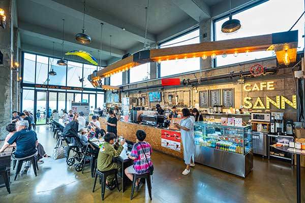 두산 활공장 정상에 있는 '카페 산'. 이곳은 패러글라이딩 공항이다.