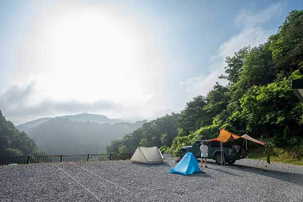 단양 도담캠핑장 패밀리존. 오른쪽, 구름 위로 살짝 모습을 드러낸 봉우리가 소백산 연화봉이다.
