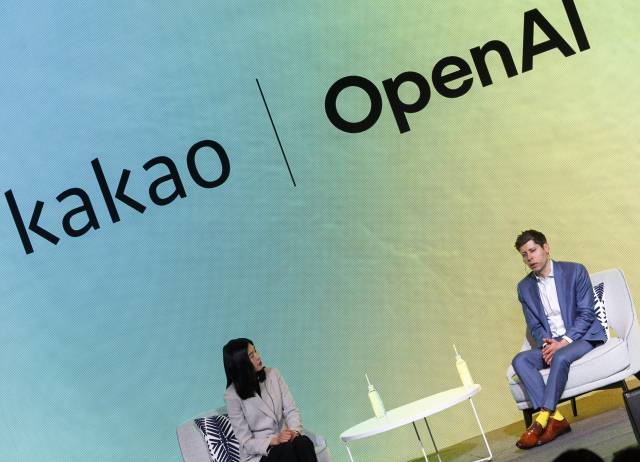 샘 올트먼 오픈AI&nbsp;CEO가 지난 2월4일 오전 서울 중구 더 플라자 호텔에서 열린 카카오와의 전략적 제휴 관련 기자간담회에서 정신아 카카오 대표와 대담하고 있다. 연합뉴스