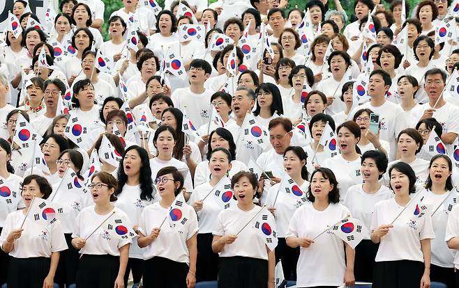 14일 서울 송파구 서울놀이마당에서 열린 제80주년 광복절 기념 '송파구민 대합창'에서 참석자들이 합창을 하고 있다.