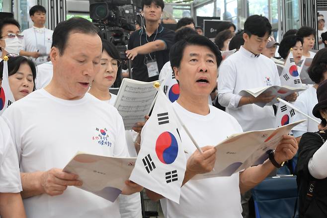 14일 서울 송파구 서울놀이마당에서 열린 제80주년 광복절 기념 '송파구민 대합창'에서 서강석 송파구청장이 합창을 하고 있다.