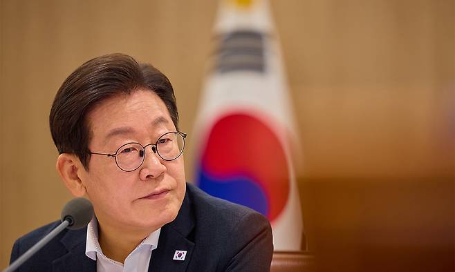 이재명 대통령이 지난 13일 서울 용산 대통령실 청사에서 열린 나라재정 절약 간담회에서 발언을 경청하고 있다. 뉴스1