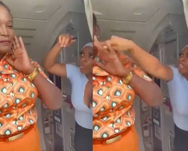 휴대전화를 꺼달라고 말한 승무원(왼쪽)의 뺨을 때리는 승객. 엑스(X·옛 트위터) 캡처