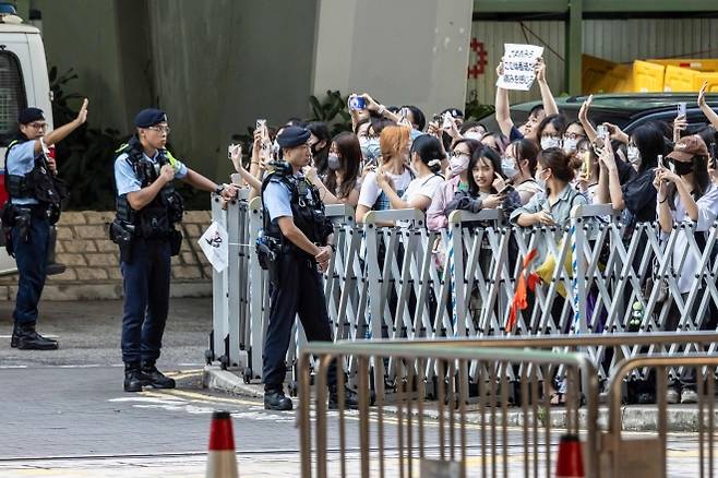 13일(현지시간) 홍콩 서구룡 법원 앞에서 대기하고 있는 카미무라 켄신의 팬들. AFP 연합뉴스