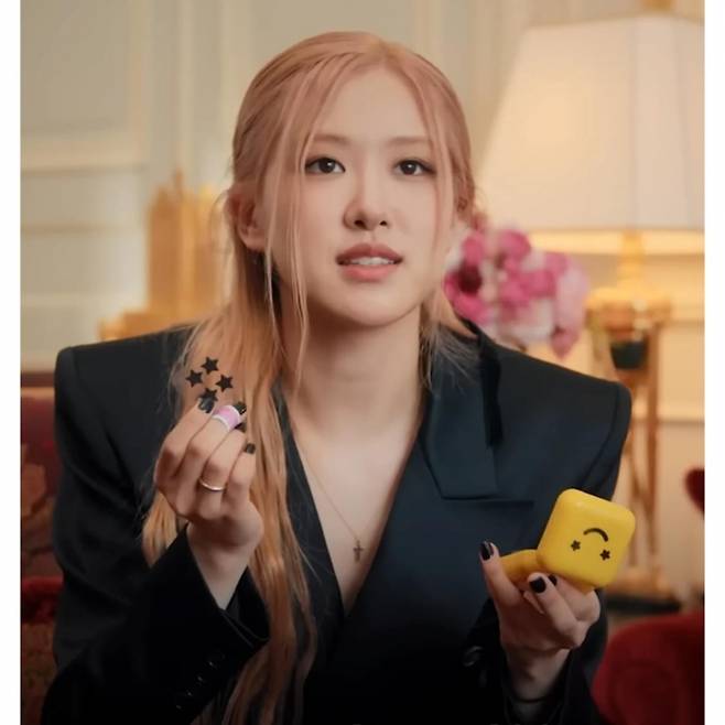 블랙핑크 로제가 쓰고 있다고 밝혀 화제가 된 여드름 패치. 유튜브 보그 프랑스 캡처