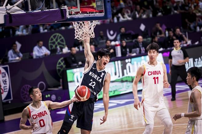 한국 남자농구 국가대표 여준석이 14일 사우디아라비아 제다에서 열린 2025 국제농구연맹(FIBA) 아시아컵 중국과의 8강전에서 덩크슛을 꽂고 있다. FIBA 제공