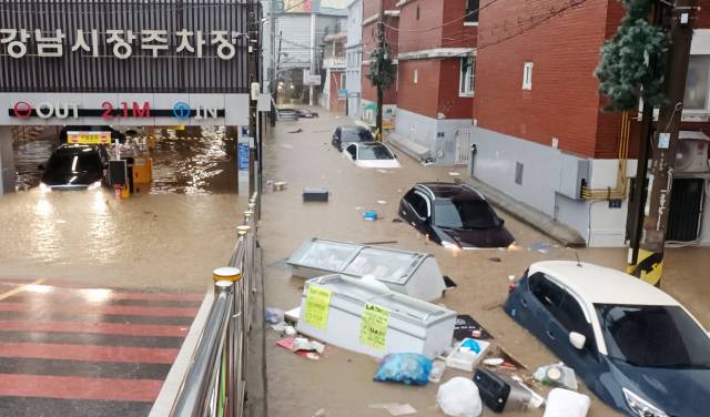 인천지역에 집중호우가 내린 13일 인천 서구 인천강남시장 주차장이 침수돼 있다. 뉴스1(독자 제공)
