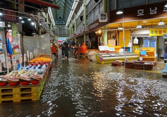 13일 오전 많은 비로 인천 서구 정서진중앙시장이 침수돼있다. 인천소방본부 제공