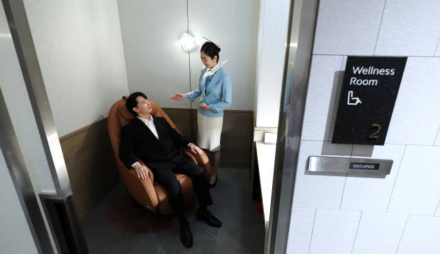 14일 인천국제공항 제2터미널에서 열린 대한항공 신규라운지 오픈 행사에서 대한항공 직원들이 마일러 클럽을 소개하고 있다. 대한항공은 이날 인천국제공항 라운지의 대대적인 리뉴얼을 마치고 사전 공개 행사를 열었다. 정식 개장은 오는 18일이다. 영종도=권욱 기자 2025.8.14