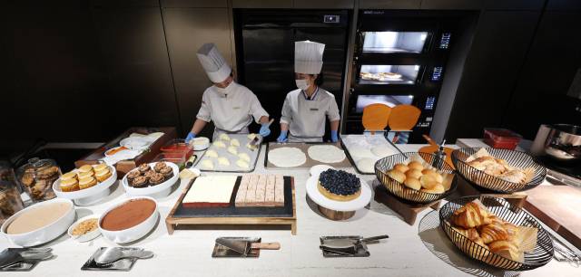 14일 인천국제공항 2터미널 대한항공 마일러 클럽 ‘라이브 스테이션’에서 셰프들이 음식을 조리하고 있다. 대한항공은 이날 인천국제공항 라운지의 대대적인 리뉴얼을 마치고 사전 공개 행사를 열었다. 대한항공이 운영하는 공항 라운지에 라이브 스테이션을 도입한 것은 이번이 처음이다. 정식 개장은 오는 18일이다. 영종도=권욱 기자 2025.8.14