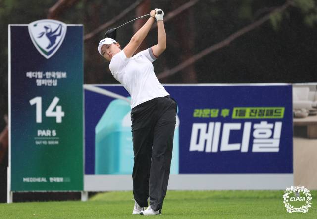 김민솔이 14일 메디힐·한국일보 챔피언십 1라운드 14번 홀에서 드라이버 샷을 하고 있다. 사진 제공=KLPGA