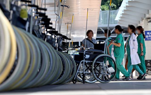서울의 한 대형 병원에서 간호사들이 걸어가고 있다. 연합뉴스