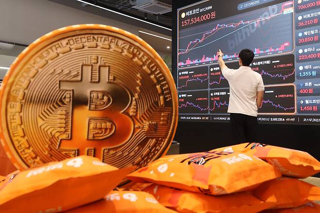 7월11일 서울 서초구 빗썸라운지 강남본점에 가상화폐 시세가 표시돼있는 모습 ⓒ연합뉴스
