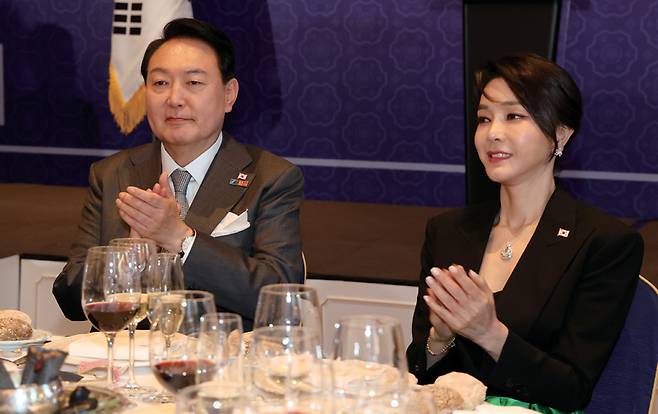 2022년 6월29일(현지시간) 윤석열 대통령과 김건희 여사가 스페인 마드리드 만다린 오리엔탈 리츠호텔에서 열린 동포 만찬간담회에서 박수를 치고 있다. ⓒ연합뉴스