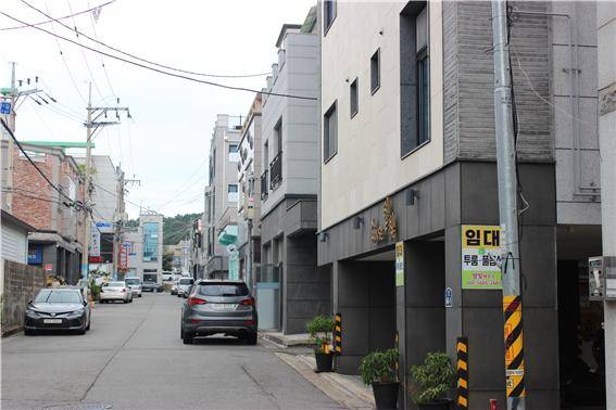 전남 여수 국가산단 내 석화단지로부터 3㎞ 남짓 떨어진 신흥택지개발지 무선지구. 여수산단 노동자의 주거지(원룸)와 유흥주점, 식당가가 밀집해 있다. 석화 불황으로 노동자들이 새 일자리를 찾아 여수를 떠나면서 원룸가도 된서리를 맞고 있다. 한 원룸 입구에 임대 딱지가 붙어있다. ⓒ시사저널 정성환