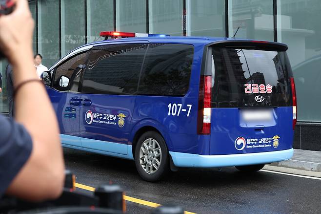 구속된 김건희 여사를 태운 차량이 8월14일 민중기 특별검사팀 사무실이 마련된 서울 종로구 KT 광화문빌딩 웨스트로 들어가고 있다. 이번 조사는 8월12일 김 여사에 대한 구속영장이 발부된 이후 첫 소환이다. ⓒ 연합뉴스