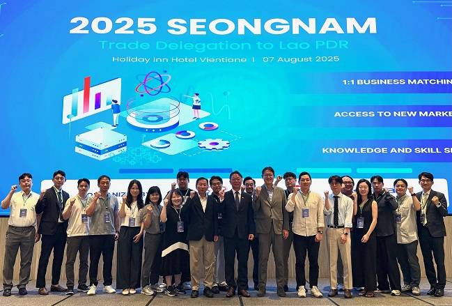 지난 7일 열린 라오스 수출상담회에서 성남시 기업 관계자와 성남시 관계자, 정영수 주라오스 한국대사 등이 기념촬영을 하고 있다.&nbsp;ⓒ성남시 제공&nbsp;