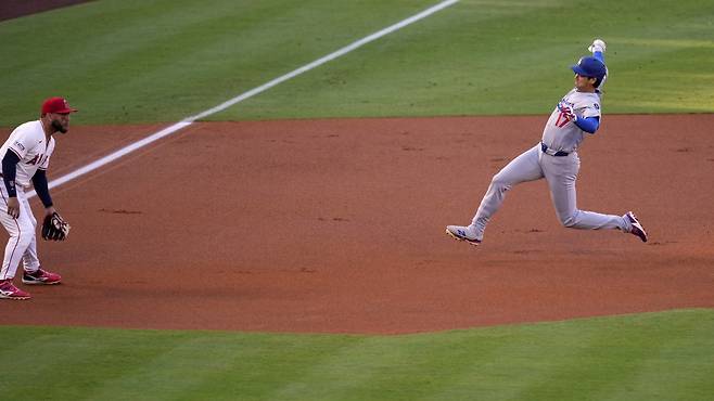 LA 다저스 오타니 쇼헤이가 14일(한국시간) LA 에인절스와 원정경기 1회초 3루타를 쳐낸 뒤 3루에서 슬라이딩하고 있다. LAㅣAP뉴시스