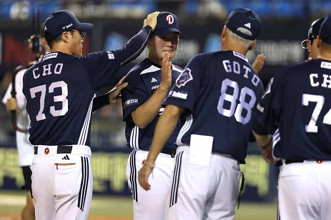 두산 김택연(왼쪽 2번째)은 프로 2년차 고전하고 있다. 조성환 감독대행은 그의 과부하를 막기 위해 1군 엔트리 제외 등 여러 방안을 고려하고 있다. 사진제공｜두산 베어스