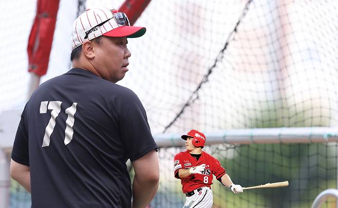 이범호 감독(큰사진)과 이창진 | KIA 타이거즈 제공