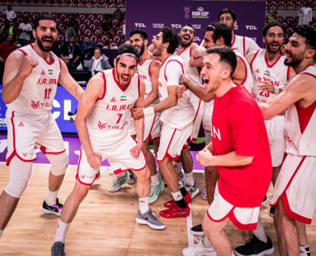 이란 농구대표팀 선수들이 14일 아시아컵 대만과 8강전에 역전승을 거둔 뒤 기뻐하고 있다. FIBA 홈페이지