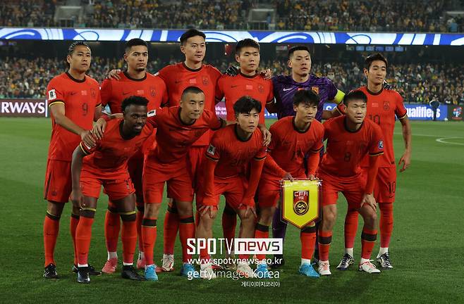 ▲ 애초 중국은 아시아에서 가장 선제적으로 귀화 프로그램을 가동한 국가로 꼽힌다. 현재도 사이얼지니아오(브라질명 세르지뉴)가 중국 대표팀에서 활약 중이다.&nbsp;다만 기대치와 견줘 실적이 매우 아쉽다. 네덜란드의 오랜 식민지였던 탓에 혈통적으로 '인도네시아계'가 많아 피치 안팎으로 수월한 적응이 가능했던 가루다(인도네시아 축구대표팀 별칭)와 달리 개인 기량에 초점을 맞춰 귀화 의사를 타진해온 중국식 정책은 예상보다 훨씬 효과가 저조했다.