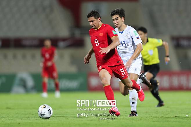 ▲ 현재 중국 대표팀 귀화 선수로 활약 중인 사이얼지니아오 이전에는 A매치 19경기 5골을 기록한 아이커썬(사진 왼쪽)을 필두로 알란과 페르난두, 리커 등이 '붉은 유니폼'을 입고 피치를 누볐다.&nbsp;