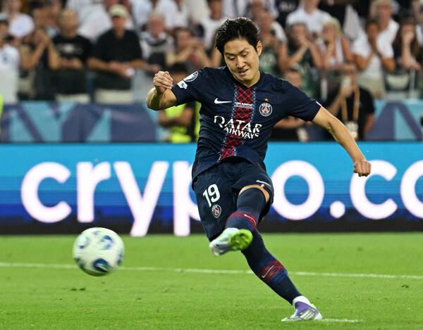 ▲ 파리 생제르맹이 이강인의 만회골을 앞세워 토트넘 홋스퍼에 승부차기로 이기고 유럽축구연맹 슈퍼컵 우승을 차지했다. ⓒ연합뉴스/REUTERS/AP