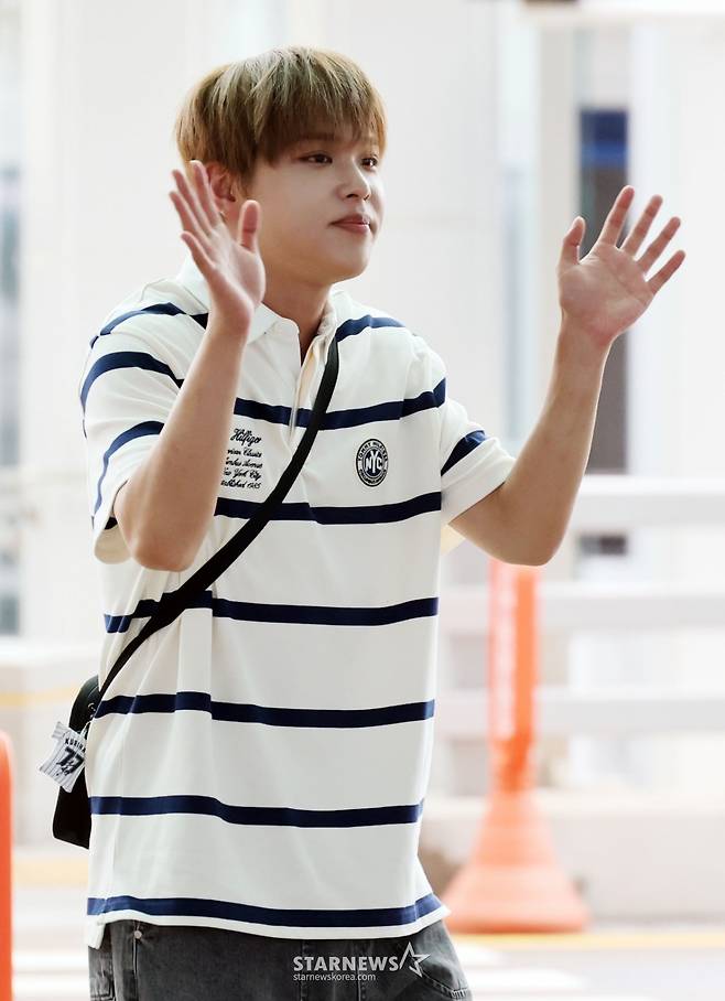 킥플립 아마루 '귀여운 인사'[★포토]