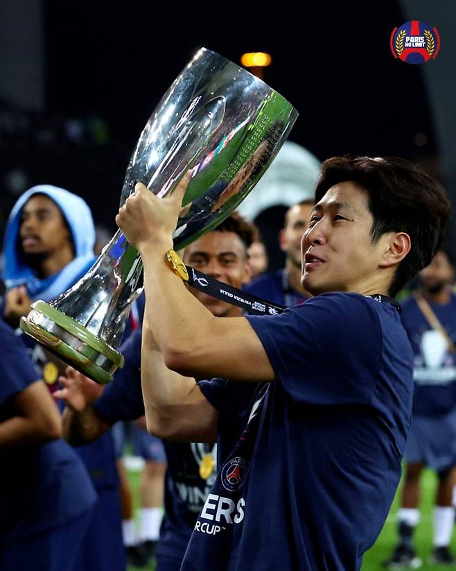 파리 생제르맹(PSG) 이강인이 2025 유럽축구연맹(UEFA) 슈퍼컵 우승 트로피를 들어올리며 기뻐하고 있다. /사진=파리 노 리밋 SNS 캡처