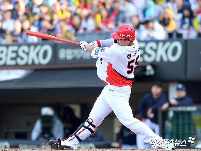 KIA 타이거즈 포수 한준수가 올해 정규시즌 경기에서 타격하고 있다. 엑스포츠뉴스 DB