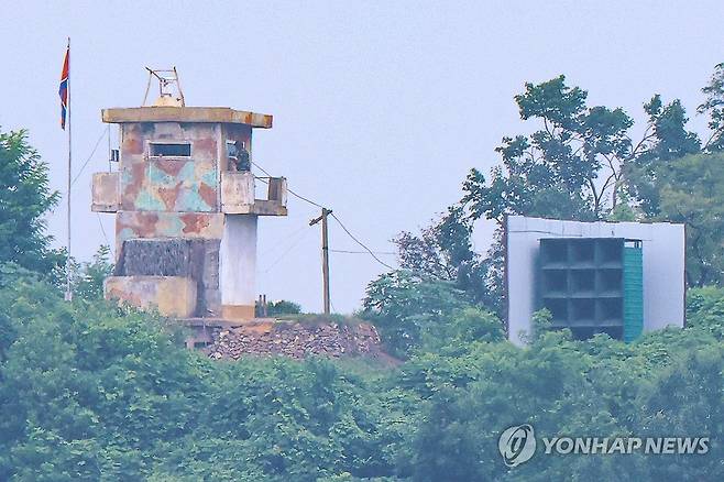 북한 초소와 대남확성기 [연합뉴스 자료사진]