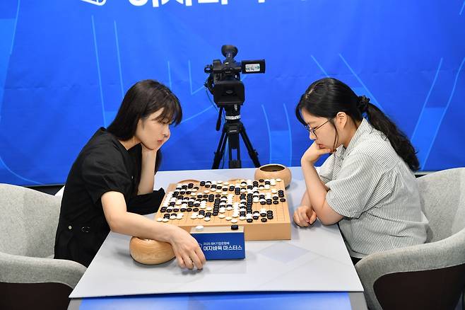 최정(오른쪽)과 오정아의 대국 후 복기 장면 [한국기원 제공. 재판매 및 DB 금지]