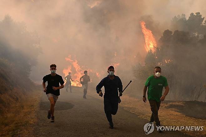 스페인 북서부 오우렌세에서 산불을 피해 달아나는 주민들  [AFP 연합뉴스 자료사진]