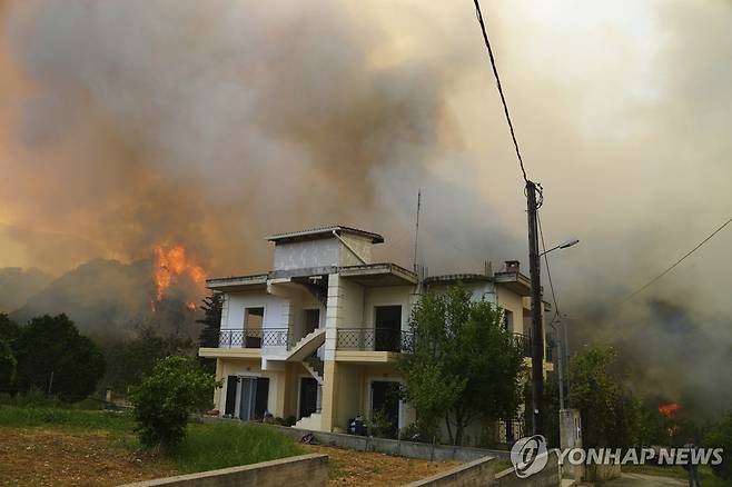 그리스 제3도시 파트라스 위협하는 산불 [AP 연합뉴스]