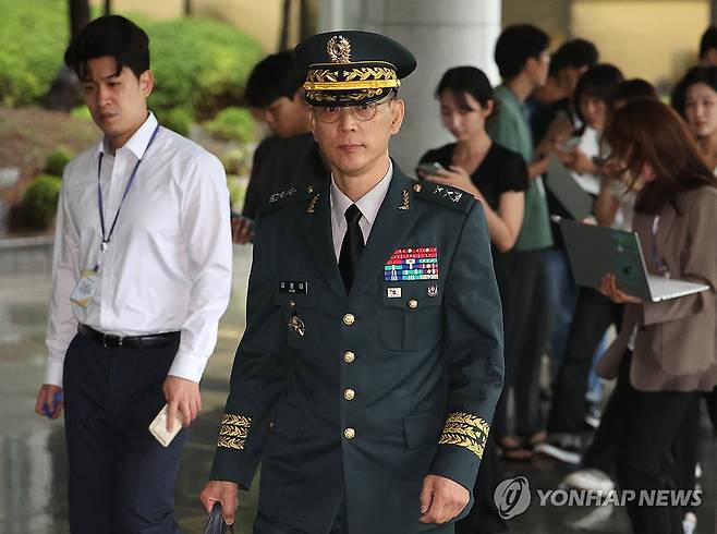 김용대 드론작전사령관, 내란특검 출석 (서울=연합뉴스) 서명곤 기자 = 김용대 드론작전사령관이 17일 내란특검 사무실이 마련된 서울 서초구 서울고검에 조사를 받기 위해 출석하고 있다. 2025.7.17 seephoto@yna.co.kr