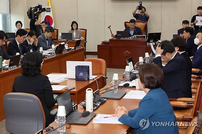 행정안전위원회 전체회의 (서울=연합뉴스) 박동주 기자 = 5일 서울 여의도 국회에서 열린 행정안전위원회 전체회의에서 신정훈 위원장이 의사봉을 두드리고 있다. 2025.8.5 pdj6635@yna.co.kr