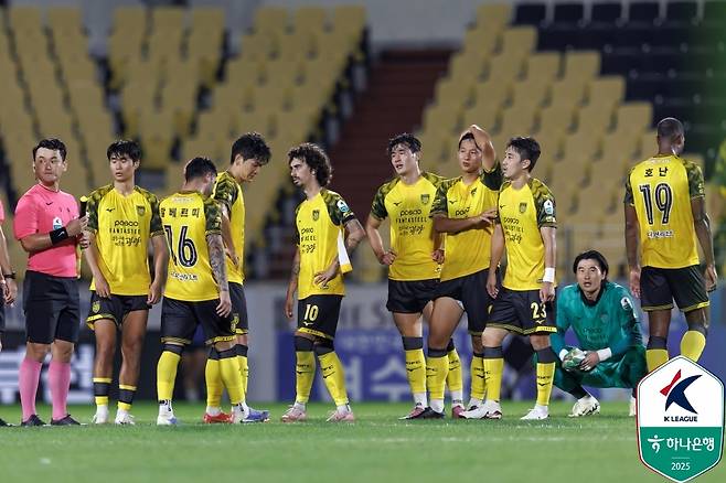 오심으로 선제골이 취소된 천안과 경기에서 패한 뒤 아쉬워하는 전남 선수들. [한국프로축구연맹 제공. 재판매 및 DB 금지]