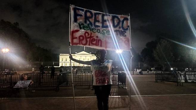 13일(현지시간) 백악관 앞에서 반트럼프 구호 든 시민 [촬영 조준형 특파원]